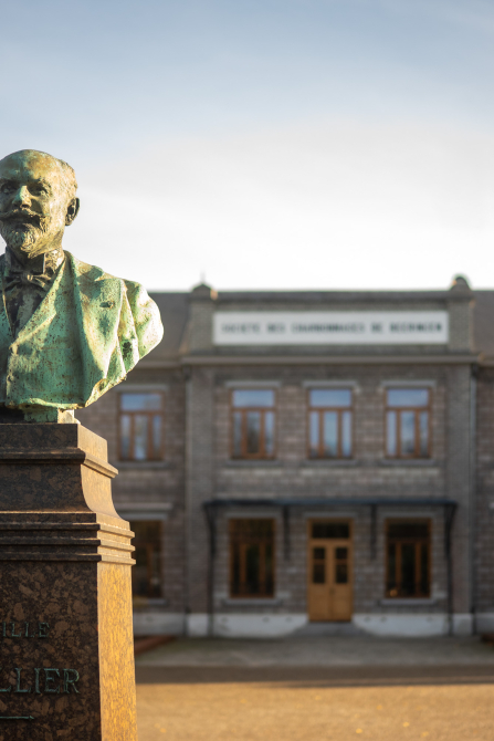 voorgevel met standbeeld